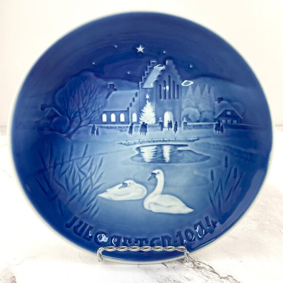 Bing & Grondahl Landsbyjul Swan Christmas in the Village Collector's Plate 9074 - Picture 1 of 10